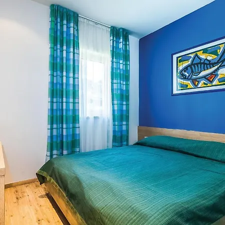Amazing In With Outdoor Swimming Pool, Sauna And 2 Bedrooms *