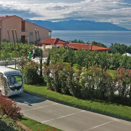 Amazing In With Outdoor Swimming Pool, Sauna And 2 Bedrooms Apartment Novi Vinodolski