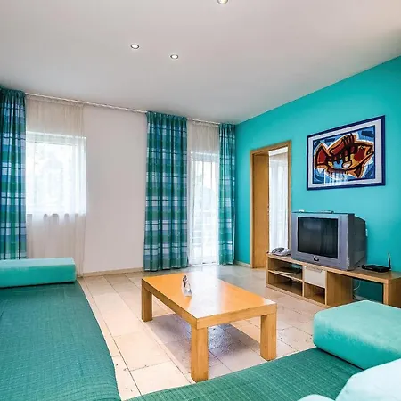 Amazing In With Outdoor Swimming Pool, Sauna And 2 Bedrooms