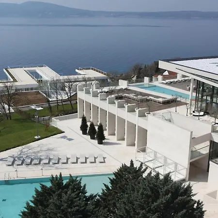 Amazing In With Outdoor Swimming Pool, Sauna And 2 Bedrooms Apartment *