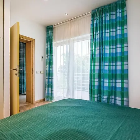 Amazing In With Outdoor Swimming Pool, Sauna And 2 Bedrooms Apartment Novi Vinodolski