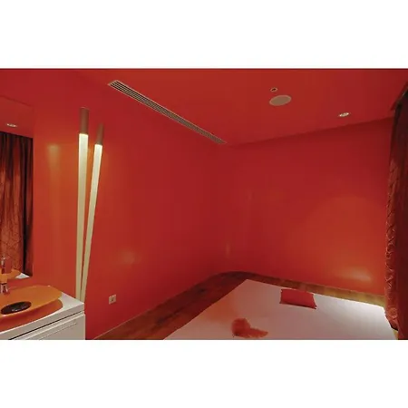 Amazing In With Outdoor Swimming Pool, Sauna And 2 Bedrooms *